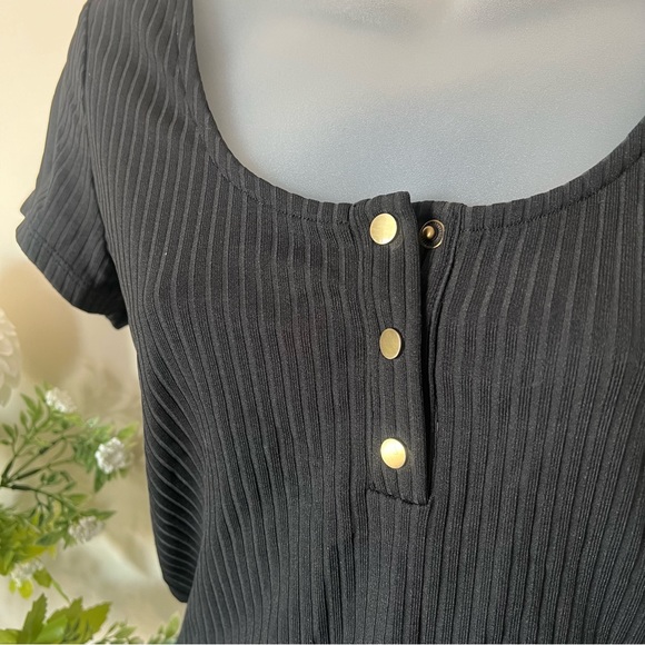 Super stretchy VS black silky ribbed button short sleeve crop top - Picture 3 of 9